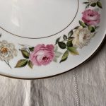 Plat de présentation en porcelaine anglaise Royal Worcester – décor Royal Garden Elgar