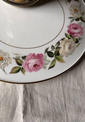 Plat de présentation en porcelaine anglaise Royal Worcester – décor Royal Garden Elgar