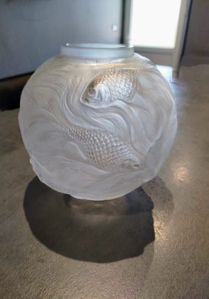 Vase René Lalique Formose 1924 en verre moulé – décor poissons art déco adopté