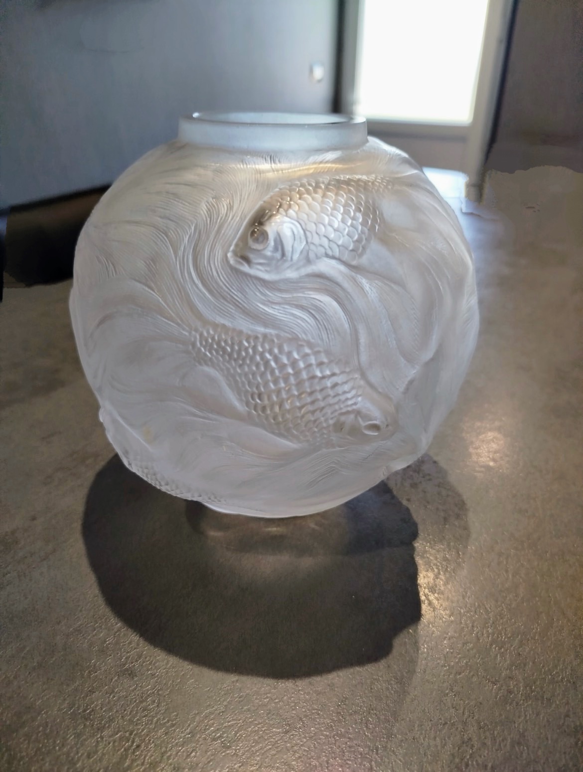 Vase René Lalique Formose 1924 en verre moulé – décor poissons art déco adopté