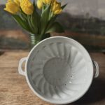 Passoire ancienne en porcelaine fin XIXe – faisselle cuisine campagne chic