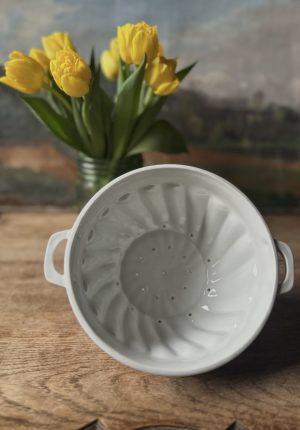 Passoire ancienne en porcelaine fin XIXe – faisselle cuisine campagne chic