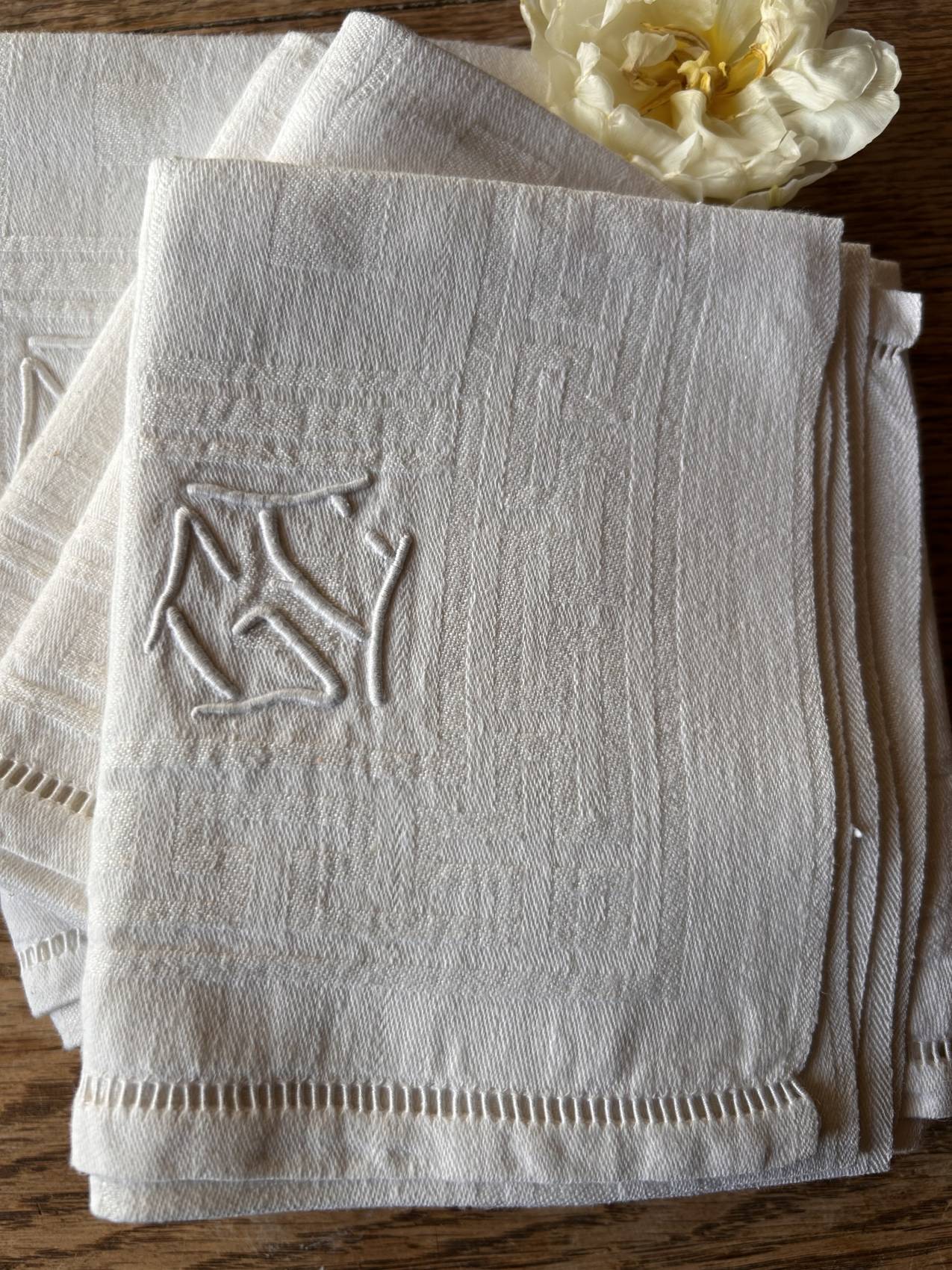 Serviettes de table anciennes en coton mercerisé brodé à la main – lot de 6 – monogrammes anciens – linge de maison début XXe siècle – Image 6