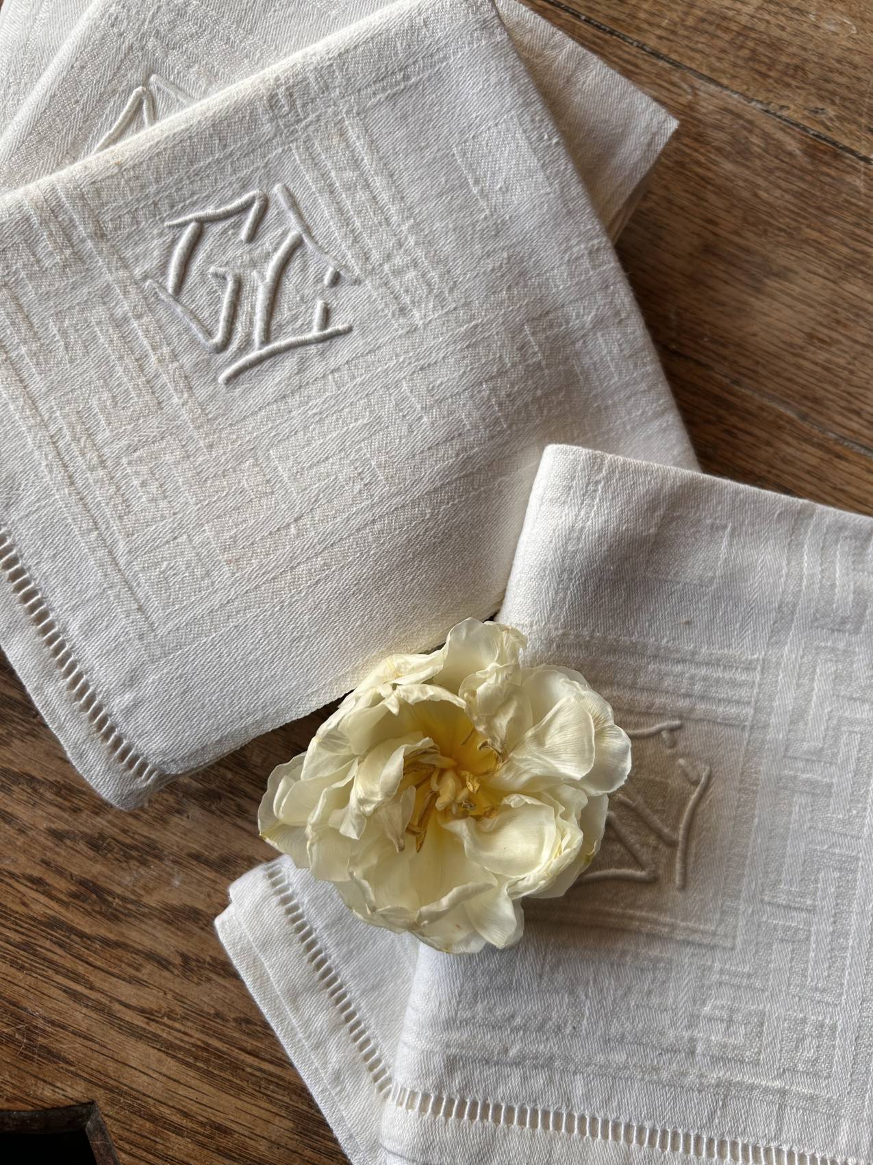 Serviettes de table anciennes en coton mercerisé brodé à la main – lot de 6 – monogrammes anciens – linge de maison début XXe siècle – Image 4