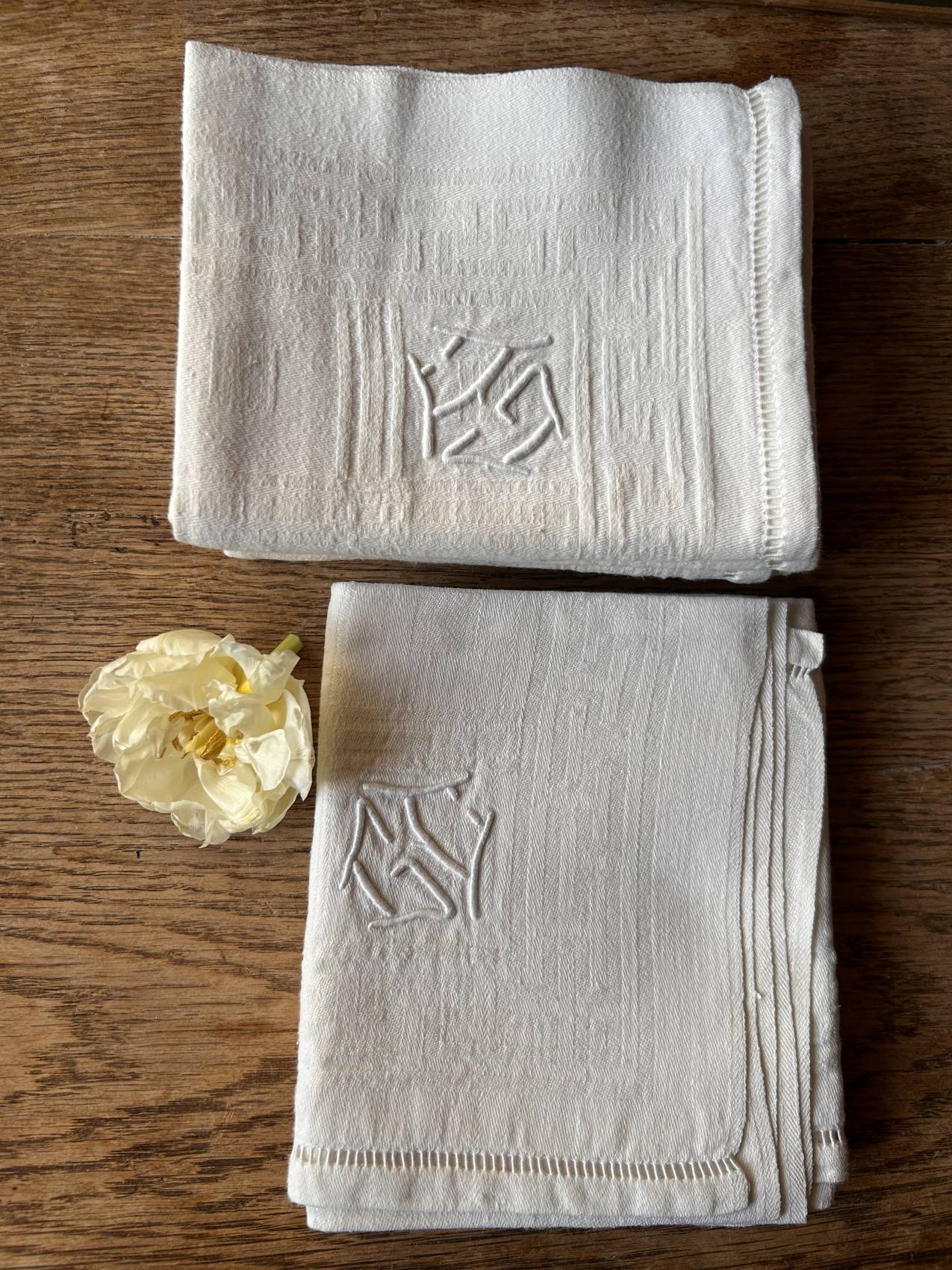 Serviettes de table anciennes en coton mercerisé brodé à la main – lot de 6 – monogrammes anciens – linge de maison début XXe siècle – Image 3