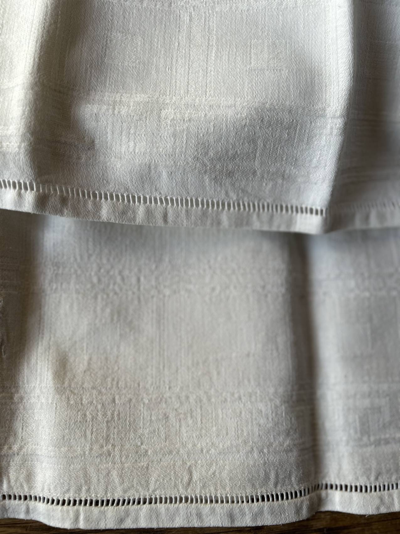 Serviettes de table anciennes en coton mercerisé brodé à la main – lot de 6 – monogrammes anciens – linge de maison début XXe siècle – Image 2