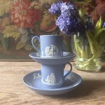 Paire de tasses à café Wedgwood jasper bleu antique  Légèrement dépareillées - le charme anglais