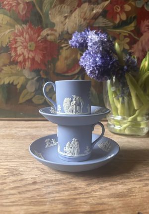 Paire de tasses à café Wedgwood jasper bleu antique  Légèrement dépareillées - le charme anglais