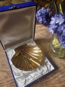 Beurrier coquille Saint-Jacques en porcelaine de Limoges – doré- Le chic passe à table