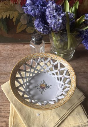 Petite panière ancienne en faïence de Malicorne jaune et blanc – petite corbeille à fruits, une petite rareté  pleine de charme