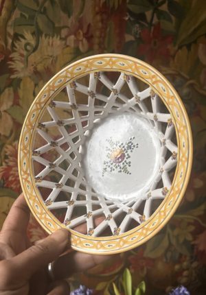 Petite panière ancienne en faïence de Malicorne jaune et blanc – petite corbeille à fruits, une petite rareté  pleine de charme
