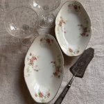 Deux raviers anciens en porcelaine décor roses printanières – époque 1900 Prix de vente : 22 € Livraison partout en France au choix