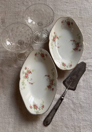 Deux raviers anciens en porcelaine décor roses printanières – époque 1900 Prix de vente : 22 € Livraison partout en France au choix
