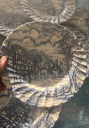 Série de 8 assiettes anglaises MYOTT Royal Mail – Staffordshire  Un beau classique anglais 