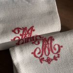 Lot de 3 serviettes de toilette anciennes en coton nid d’abeille monogramme M brodé main vers 1900