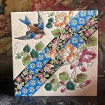 Carreau en faïence de Longwy décor oiseaux – thème printemps - Une rareté très décorative Prix de vente : 145 euros