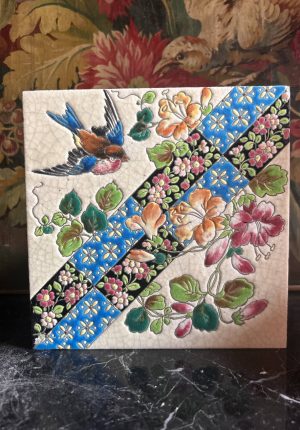 Carreau en faïence de Longwy décor oiseaux – thème printemps - Une rareté très décorative Prix de vente : 145 euros