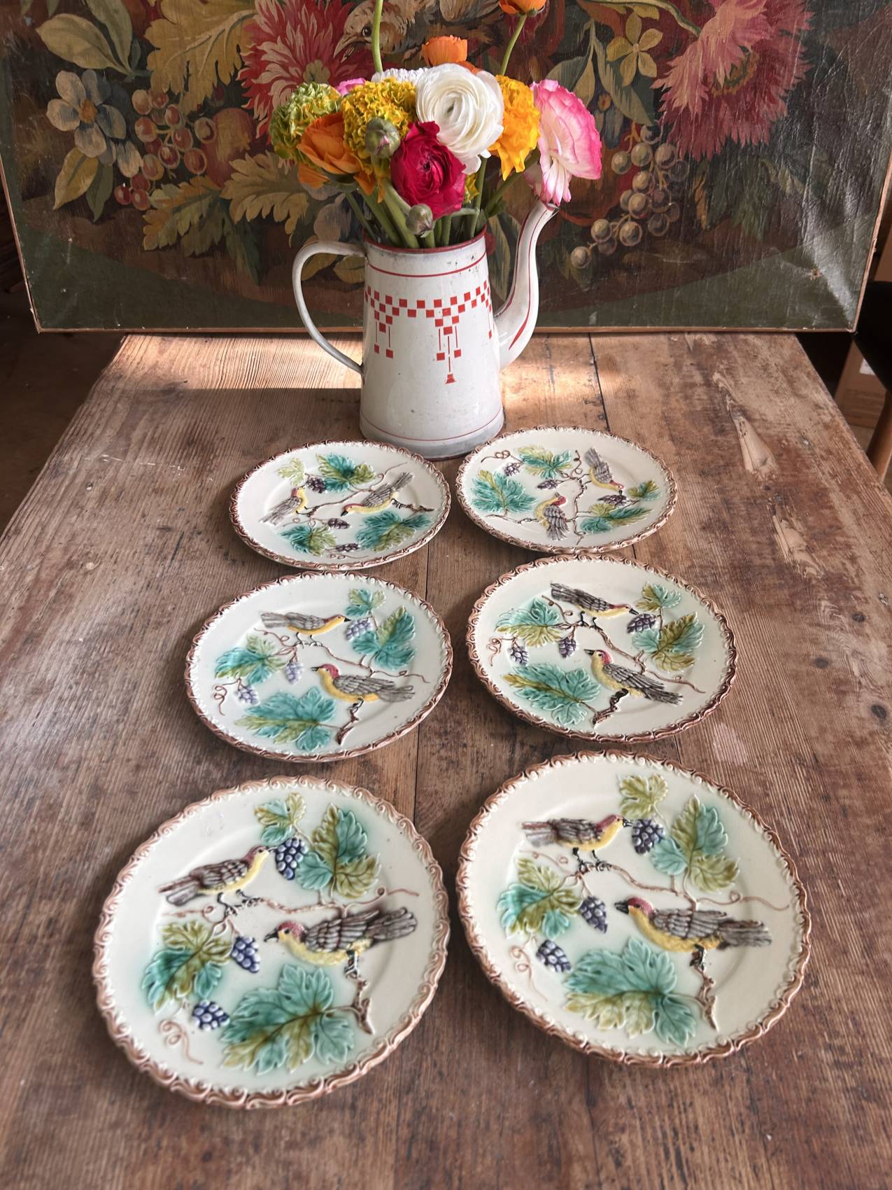 Série de 5 Assiettes anciennes en barbotine décor oiseaux et vigne – Faïence de Onnaing - Une rareté