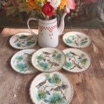 Série de 5 Assiettes anciennes en barbotine décor oiseaux et vigne – Faïence de Onnaing - Une rareté