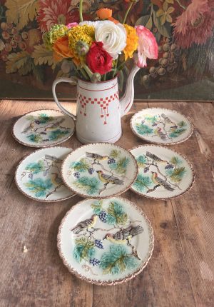 Série de 5 Assiettes anciennes en barbotine décor oiseaux et vigne – Faïence de  Onnaing - Une rareté
