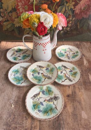 Série de 5 Assiettes anciennes en barbotine décor oiseaux et vigne – Faïence de  Onnaing - Une rareté