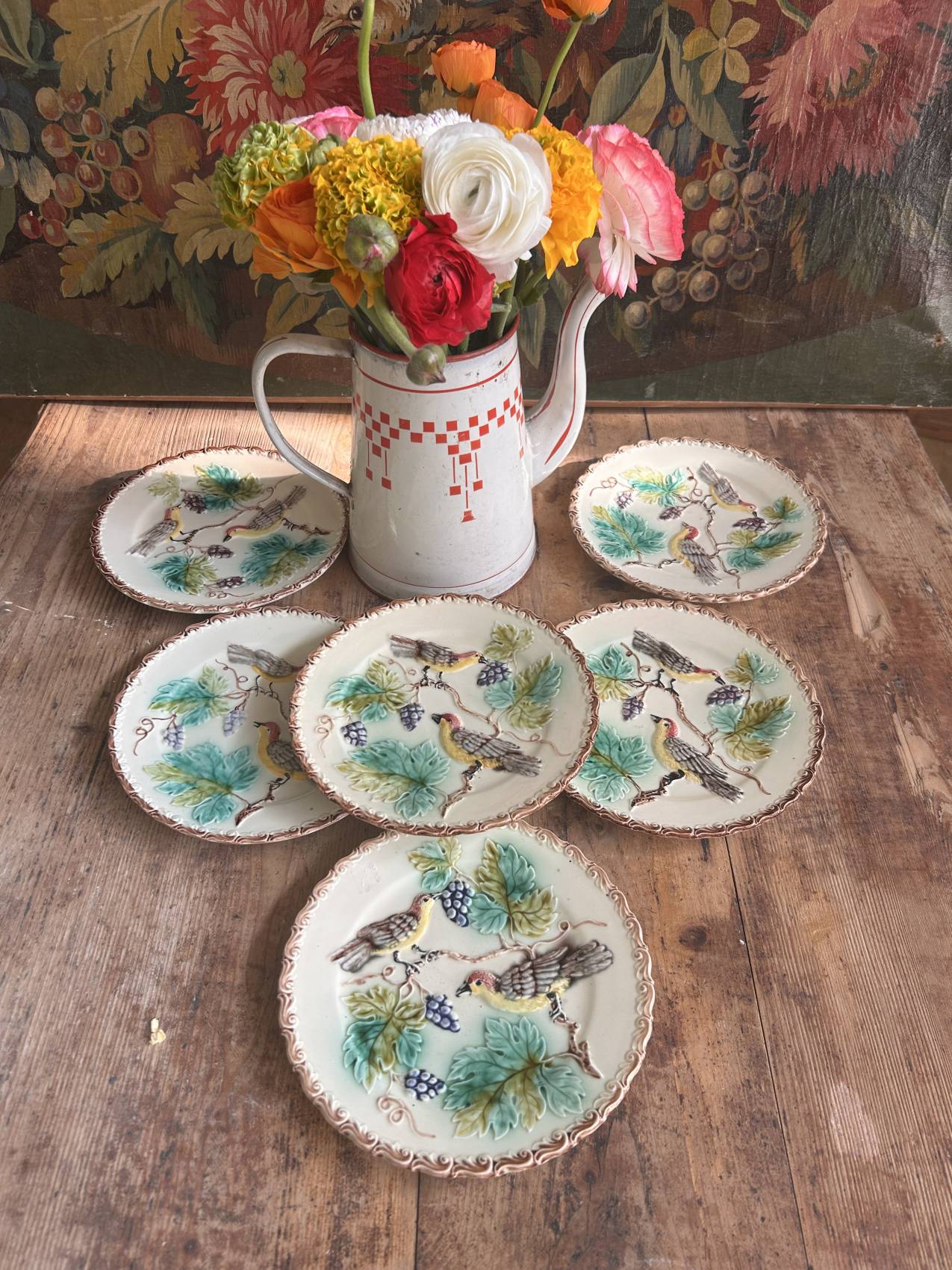 Série de 5 Assiettes anciennes en barbotine décor oiseaux et vigne – Faïence de Onnaing - Une rareté