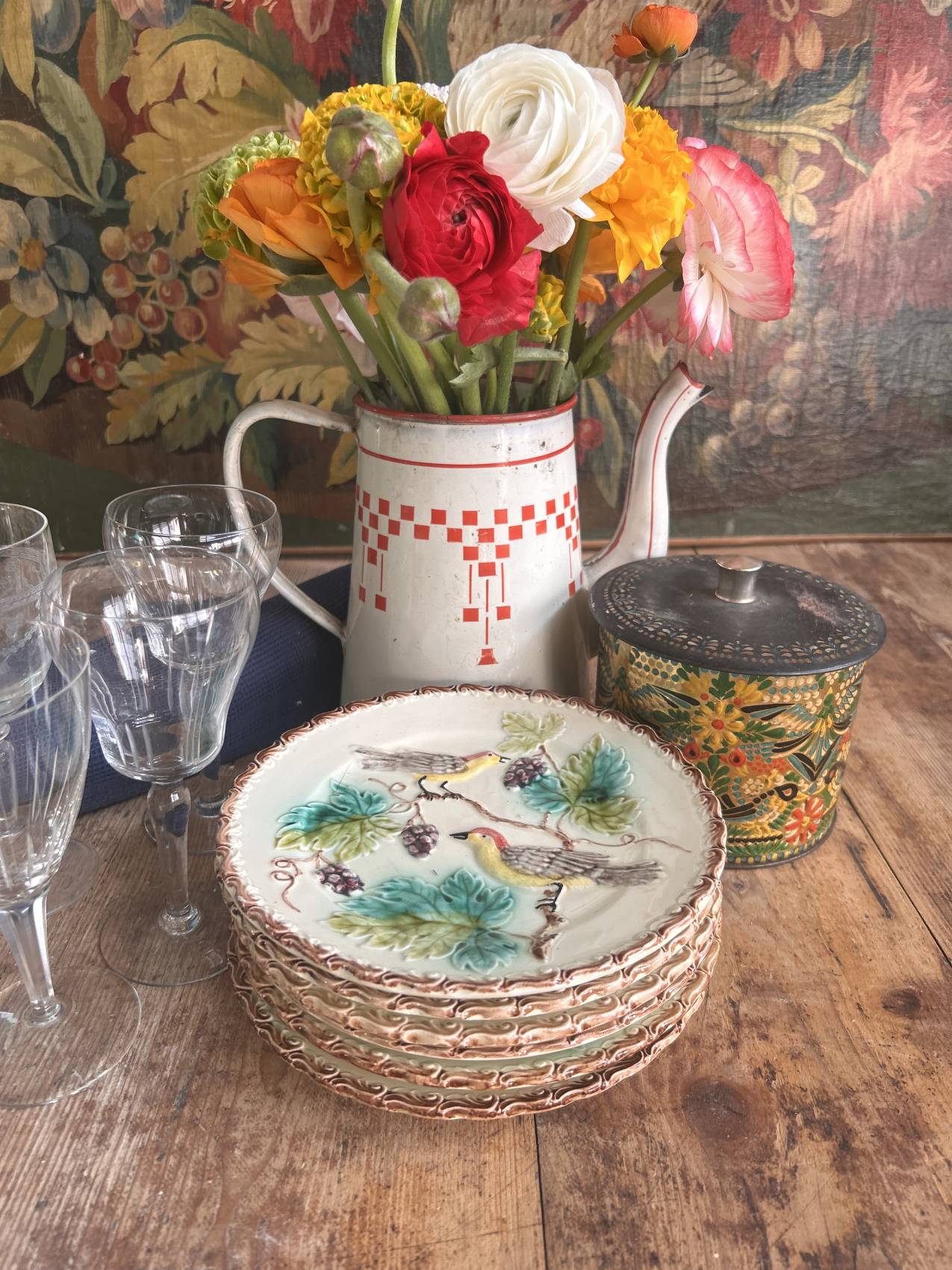 Série de 5 Assiettes anciennes en barbotine décor oiseaux et vigne – Faïence de Onnaing - Une rareté