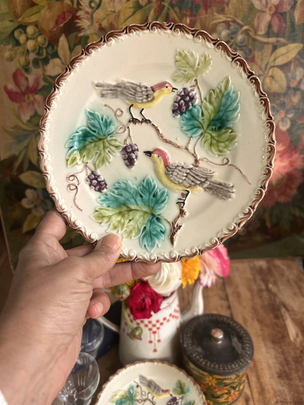 Série de 5 Assiettes anciennes en barbotine décor oiseaux et vigne – Faïence de Onnaing - Une rareté