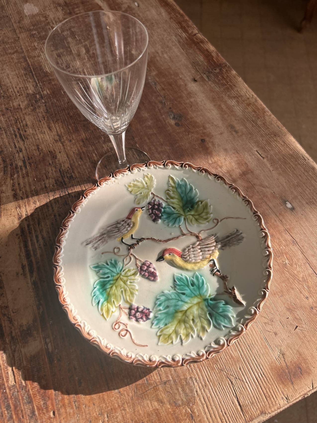 Série de 5 Assiettes anciennes en barbotine décor oiseaux et vigne – Faïence de Onnaing - Une rareté