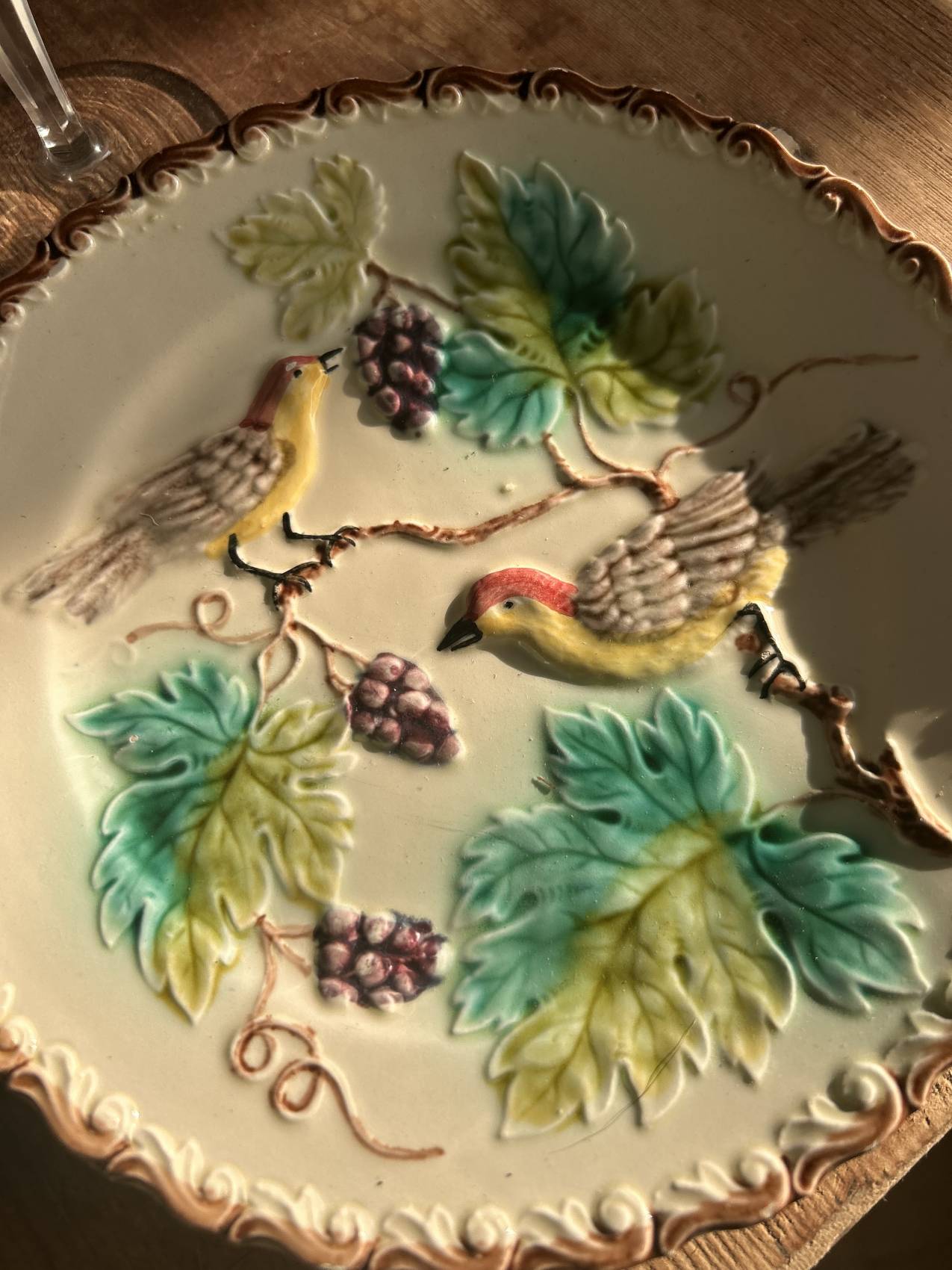 Assiettes anciennes en barbotine décor oiseaux et vigne – Faïence de Onnaig - Une rareté – Image 11