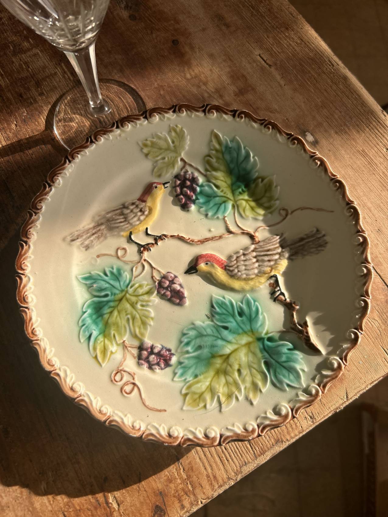 Série de 5 Assiettes anciennes en barbotine décor oiseaux et vigne – Faïence de Onnaing - Une rareté