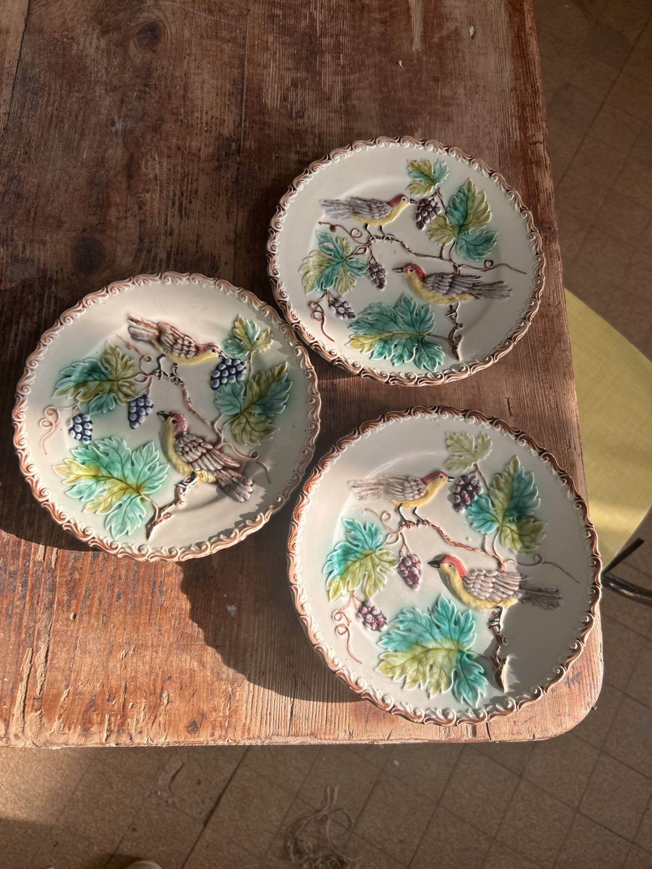 Série de 5 Assiettes anciennes en barbotine décor oiseaux et vigne – Faïence de  Onnaing - Une rareté