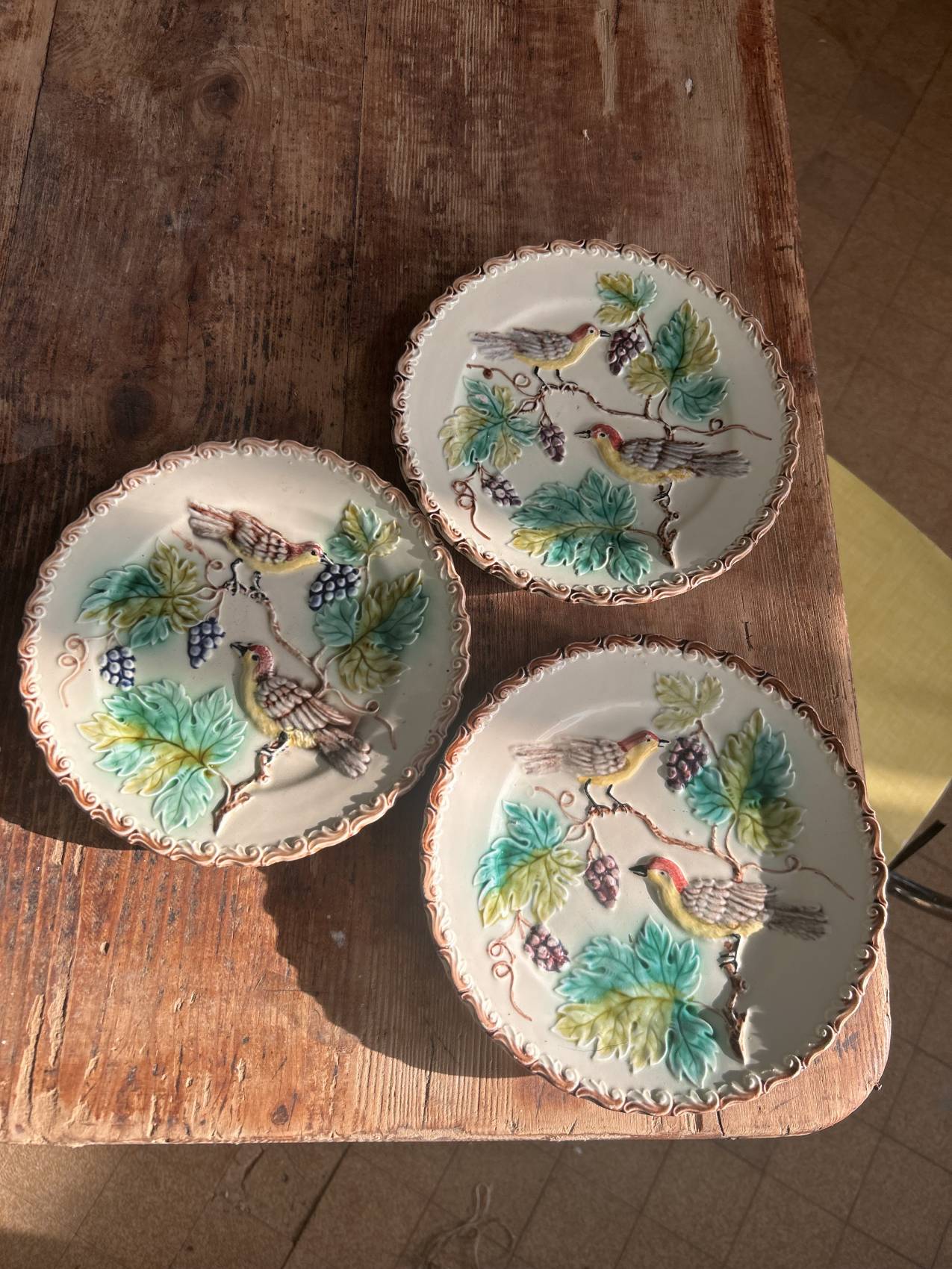 Série de 5 Assiettes anciennes en barbotine décor oiseaux et vigne – Faïence de  Onnaing - Une rareté