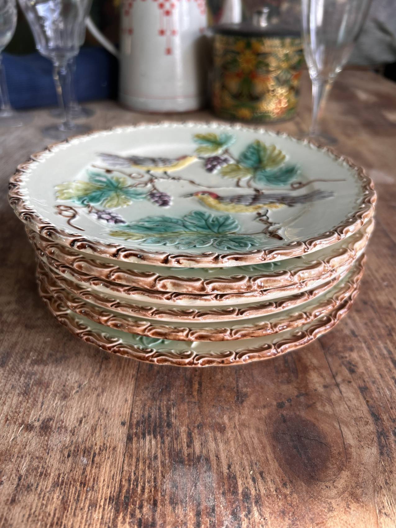 Série de 5 Assiettes anciennes en barbotine décor oiseaux et vigne – Faïence de Onnaing - Une rareté