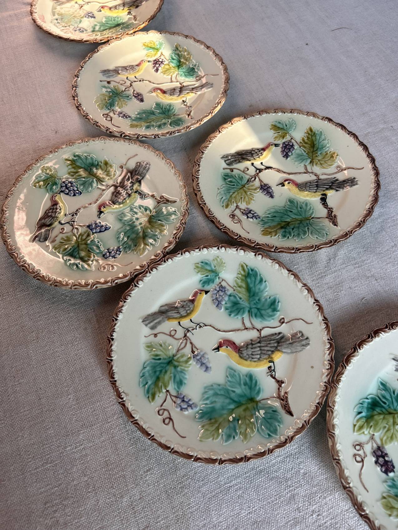 Série de 5 Assiettes anciennes en barbotine décor oiseaux et vigne – Faïence de Onnaing - Une rareté