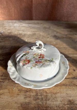 Beurrier ancien en porcelaine décor aubépine – charme romantique vers 1900