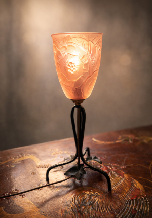 Lampe Art Déco en verre rose – pied en fer forgé – pièce rare des années 1920