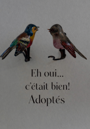 Oiseaux décoratifs en porcelaine ancienne sur support en fer forgé – époque 1900 La rareté poétique