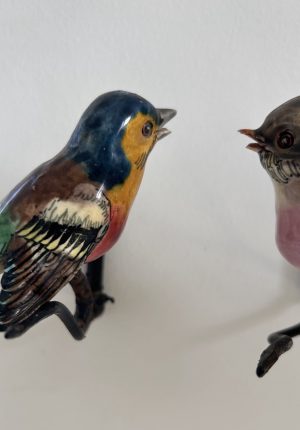 Oiseaux décoratifs en porcelaine ancienne sur support en fer forgé – époque 1900