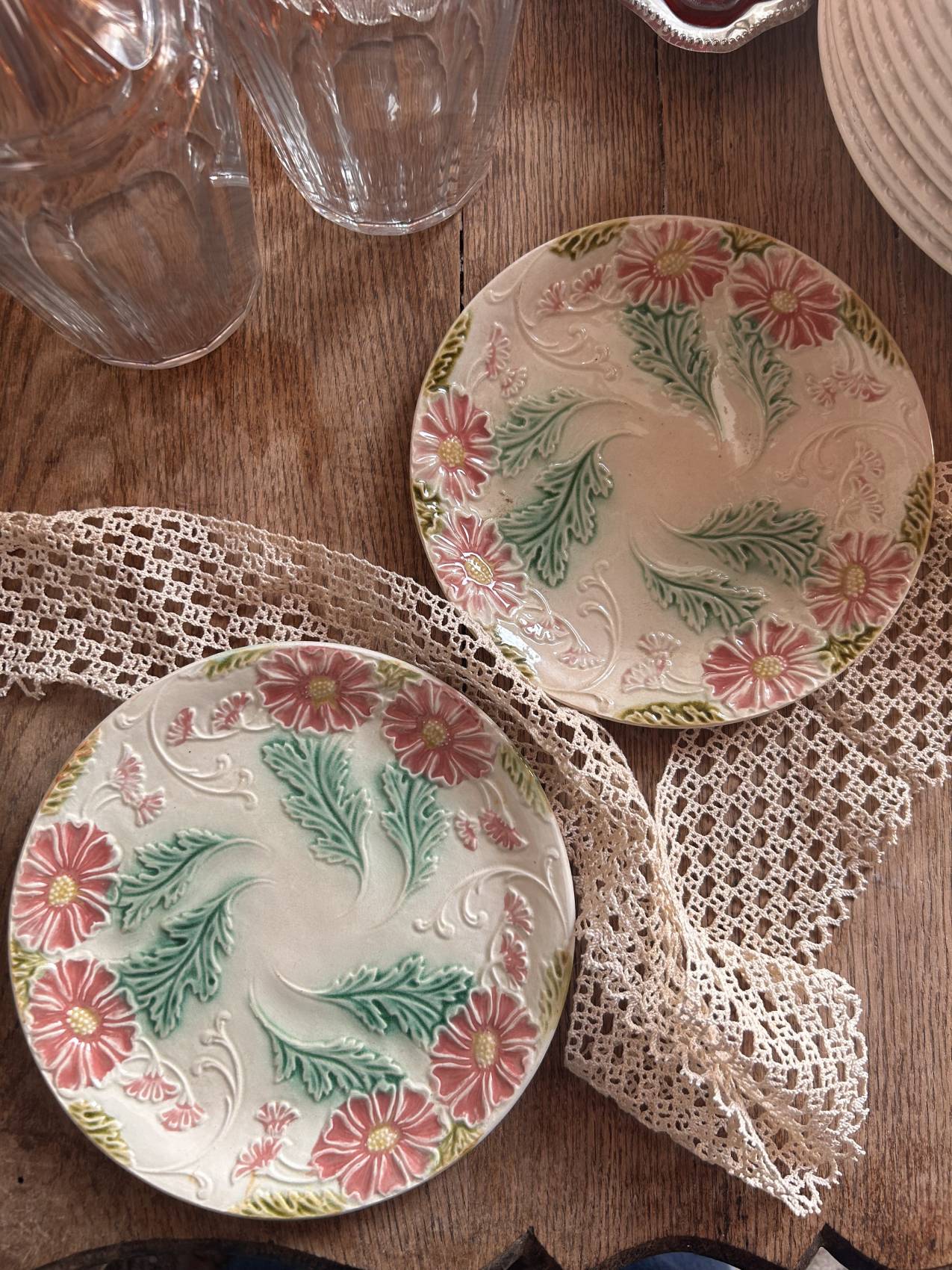 Duo d’assiettes en faïence barbotine fleurs pastel – époque 1900- superbe et pleine de charme – Image 8
