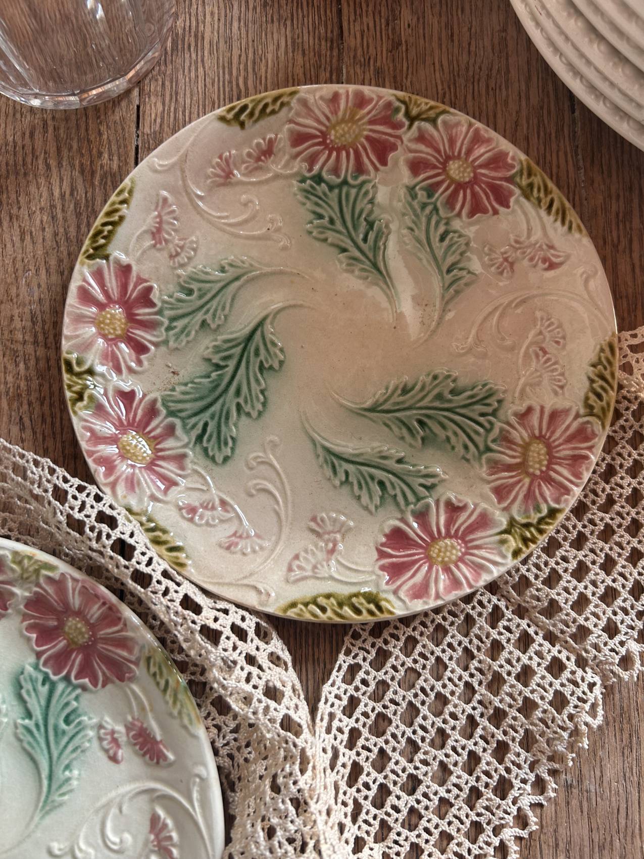 Duo d’assiettes en faïence barbotine fleurs pastel – époque 1900- superbe et pleine de charme – Image 5