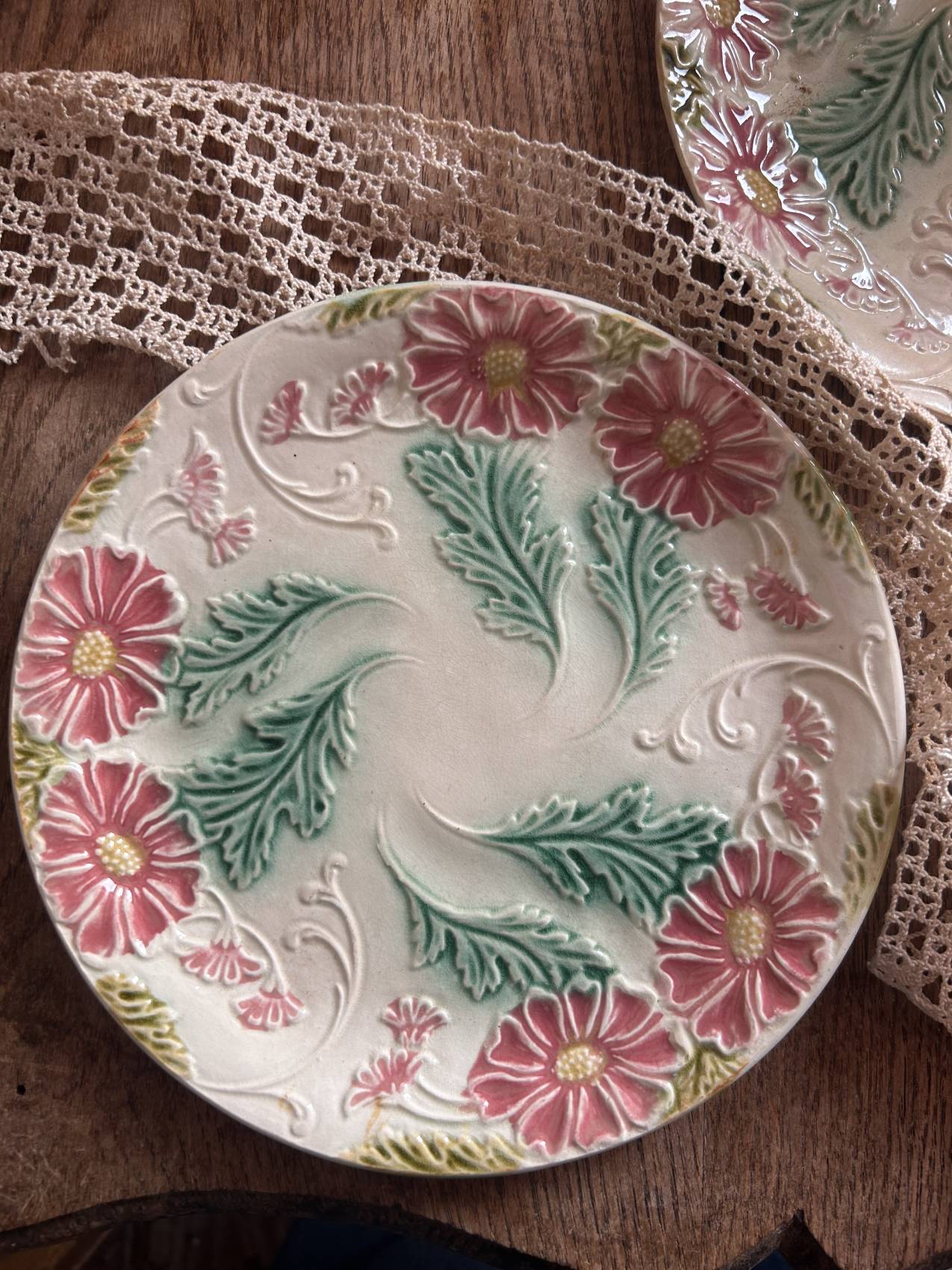 Duo d’assiettes en faïence barbotine fleurs pastel – époque 1900- superbe et pleine de charme – Image 7