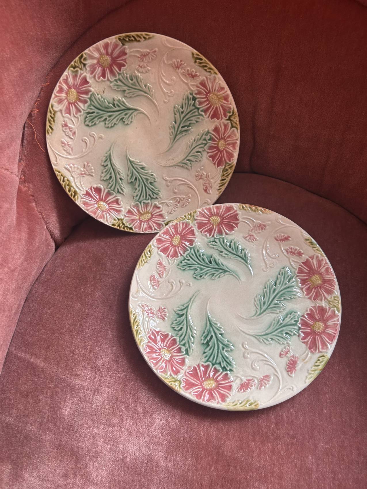 Duo d’assiettes en faïence barbotine fleurs pastel – époque 1900- superbe et pleine de charme – Image 6