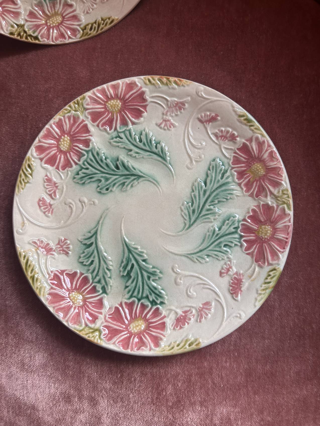 Duo d’assiettes en faïence barbotine fleurs pastel – époque 1900- superbe et pleine de charme – Image 4