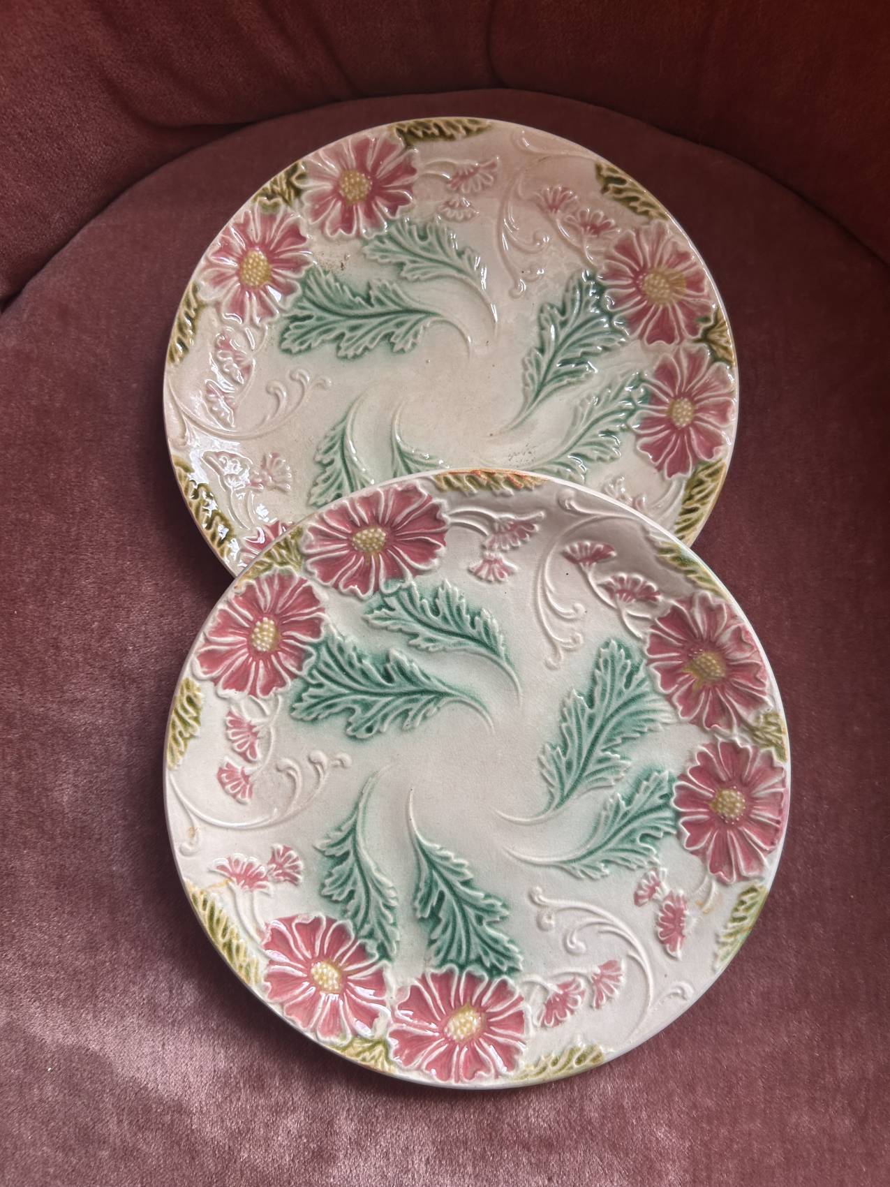Duo d’assiettes en faïence barbotine fleurs pastel – époque 1900- superbe et pleine de charme