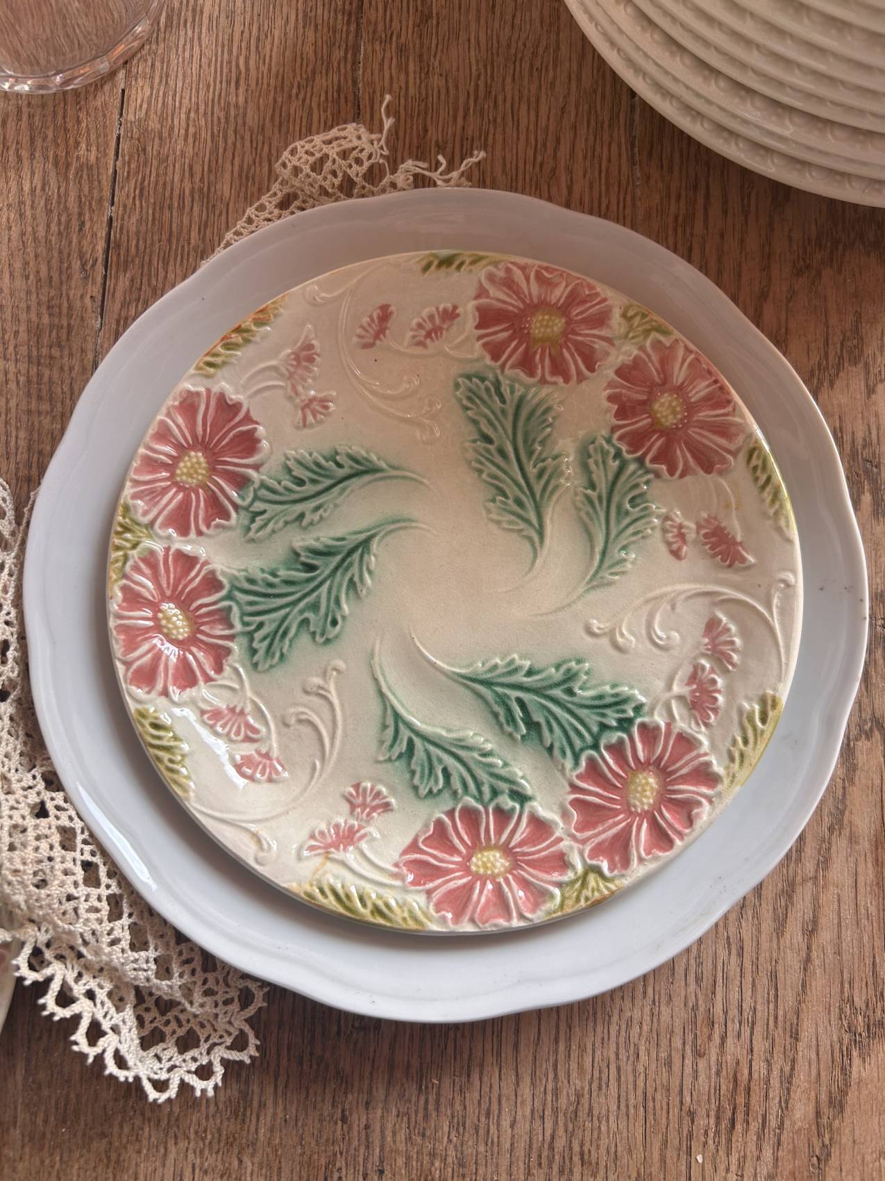 Duo d’assiettes en faïence barbotine fleurs pastel – époque 1900- superbe et pleine de charme – Image 3