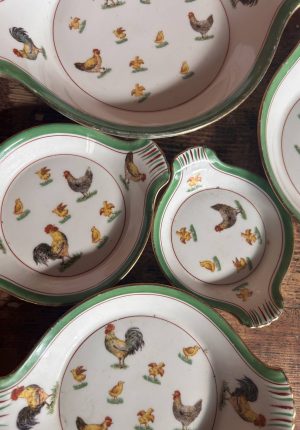 Ensemble de 5 plats anciens en porcelaine décor poussins et poules – époque 1900    Rareté bucolique ADOPTÉ