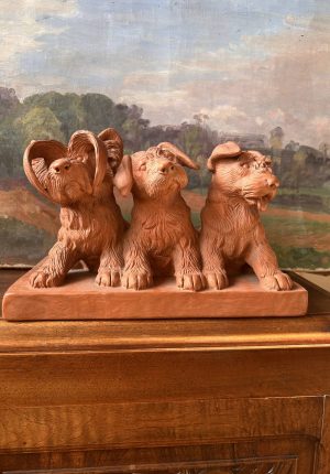 Sculpture ancienne en terre cuite signée Clément – Trois chiens terriers – Vers 1900
