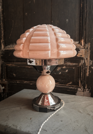 Lampe Art Déco ancienne en verre rose et métal chromé – 34 x 25 cm