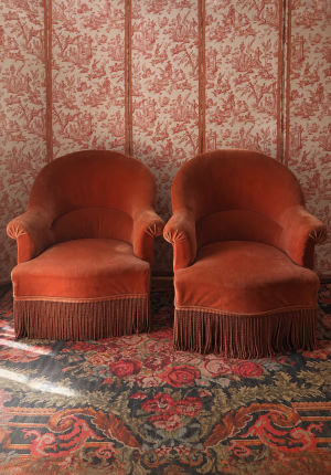 Paire de fauteuils crapaud en velours rose en bel état